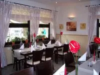 Gedeckte Tische am Fenster im Restaurant Gourmet